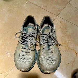 On cloud slightly blue sneakers